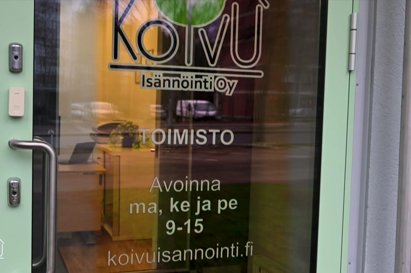 Koivu Isännöinnin toimiston ovi ja aukioloajat