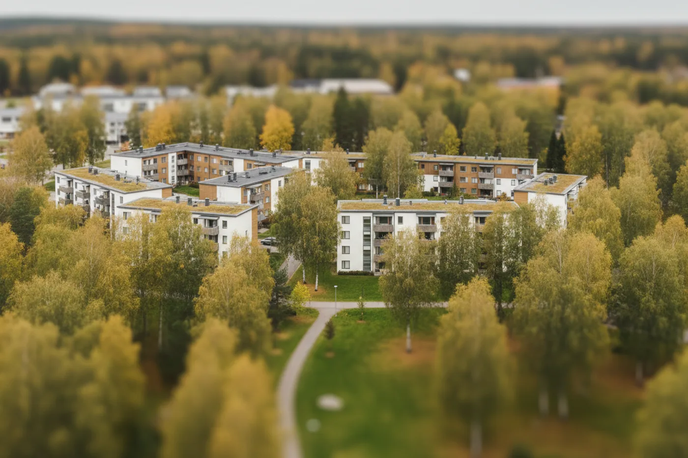Kerrostaloja syksyisessä lähiömaisemassa