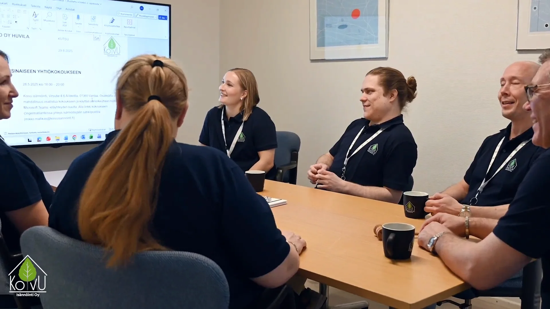 Koivun henkilöstöä yhtiökokouksen äärellä neuvotteluhuoneessa